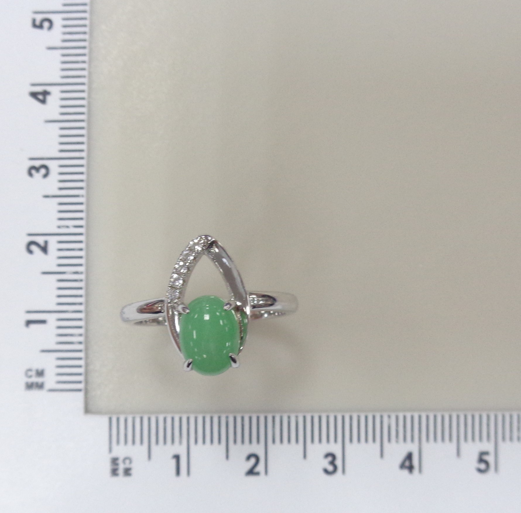 Серебряное кольцо с зеленым халцедоном